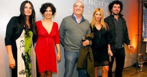 Milagros Brito, presidente de Vizora Desarrollos Inmobiliarios, junto a los artistas, de izquierda a derecha, Mara Maquieira, Judith Giani, Fernando Moy, y Sebastin Pez Vilar.